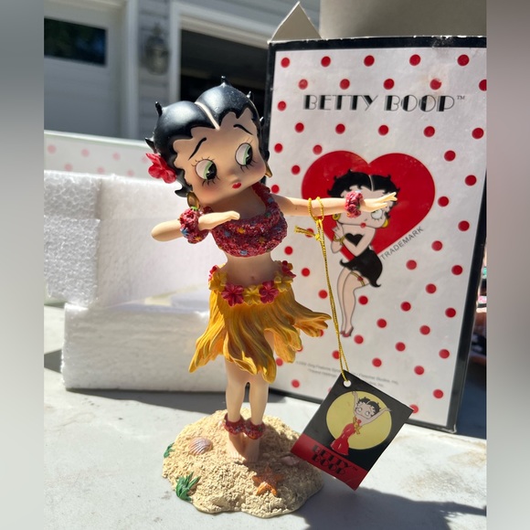 Betty Boop Hula Girl Figurine - Picture 2 of 2